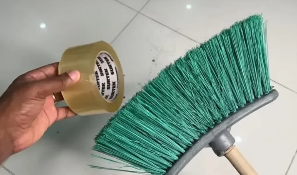 CINTA ADHESIVA, POR ESO LAS AMAS DE CASA MAYORES SIEMPRE LA PONEN EN SUS ESCOBAS.
