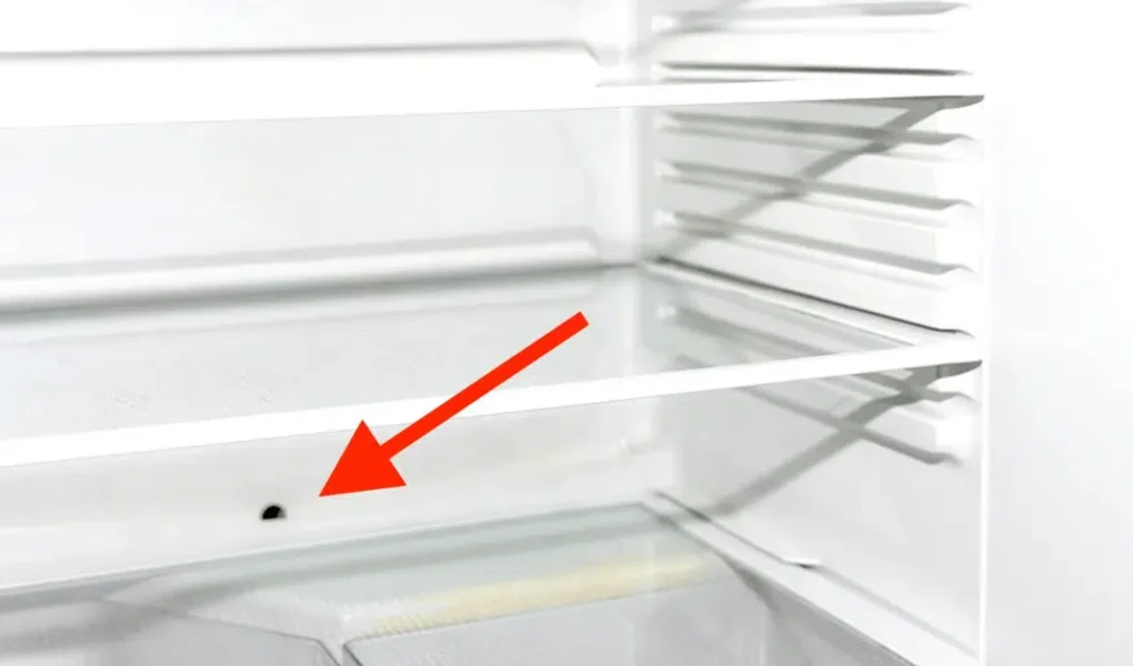 ¿Para qué sirve realmente el pequeño agujero en el fondo del frigorífico?