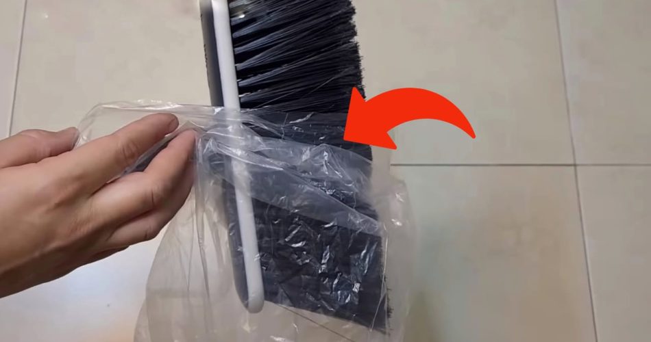 Pon una bolsa de plástico en el escoba, nunca he tenido la casa tan limpia.