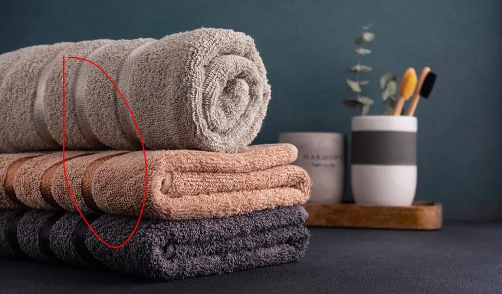 Las toallas de baño suelen tener un hueco en forma de tira. ¿Para qué sirve?